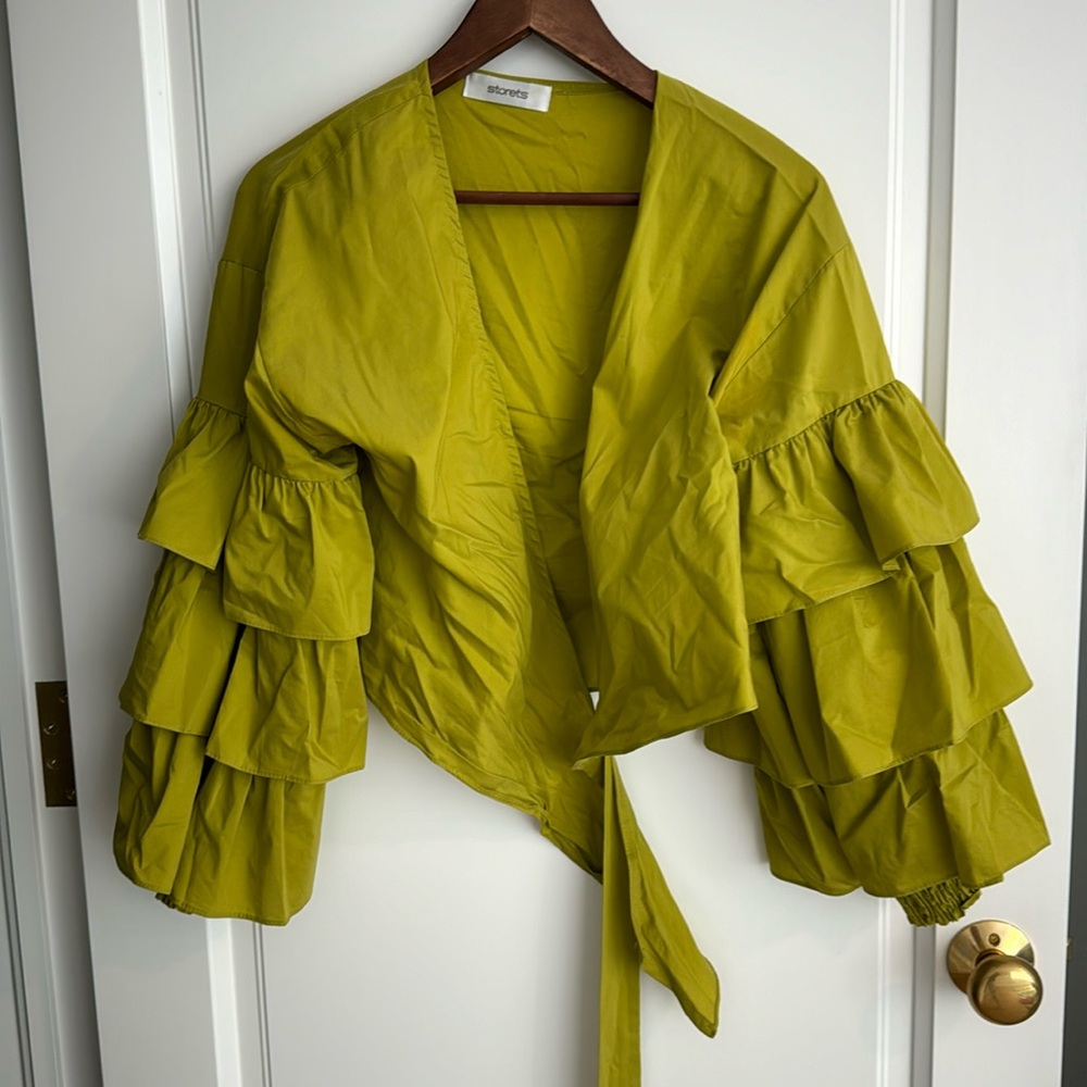 Storets cropped ruffle sleeve wrap tap